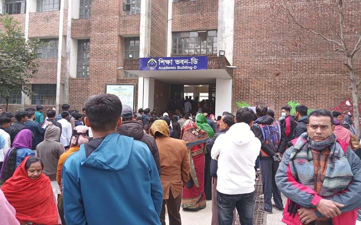 শাবিপ্রবি কেন্দ্রে চলছে ঢাবির ভর্তি পরীক্ষা, বাইরে অপেক্ষায় অভিভাবকরা