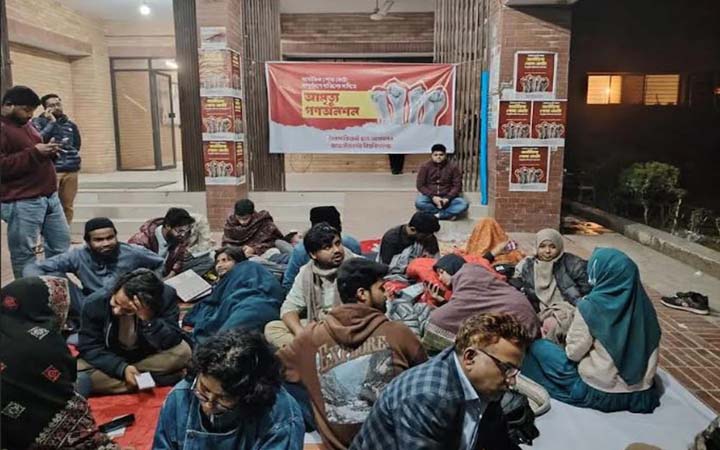 ভিসির আশ্বাসে ১৯ ঘণ্টা পর জাবি শিক্ষার্থীদের অনশন স্থগিত