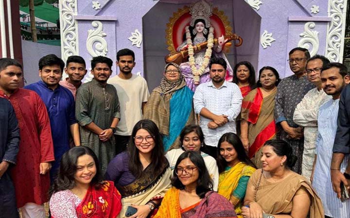 জগন্নাথ হলে সরস্বতী পূজামণ্ডপ পরিদর্শনে উপদেষ্টা নাহিদ-আসিফ