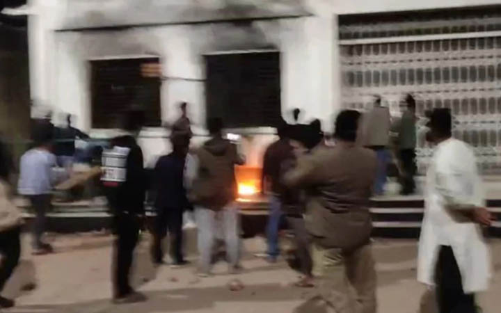 কুমিল্লায় বাহারের বাড়িতে ভাঙচুর বিক্ষুব্ধ ছাত্র-জনতার