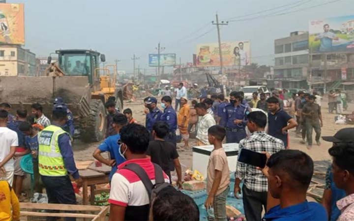 সরাইলে মহাসড়কে অবৈধ স্থাপনা উচ্ছেদ অভিযান