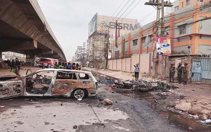 নারী শ্রমিকের আত্মহত্যার জেরে গাজীপুরে মহাসড়ক অবরোধ, গাড়িতে আগুন