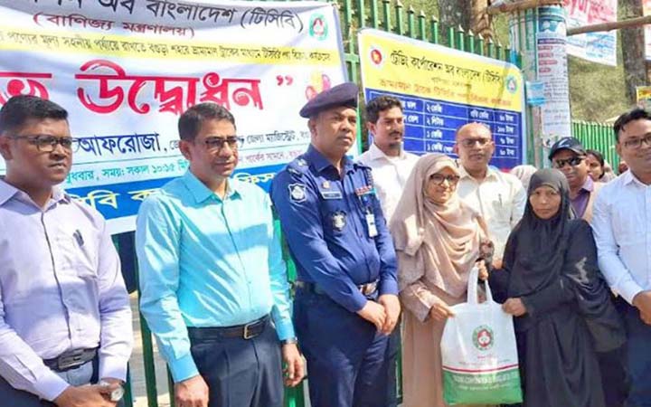 বগুড়ায় ভ্রাম্যমাণ ট্রাকে টিসিবি’র পণ্য বিক্রয় কার্যক্রম