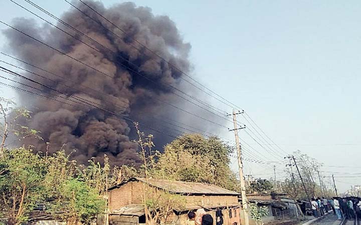 দিনাজপুরে বিদ্যুৎ বিতরণ বিভাগের কারখানায় আগুন