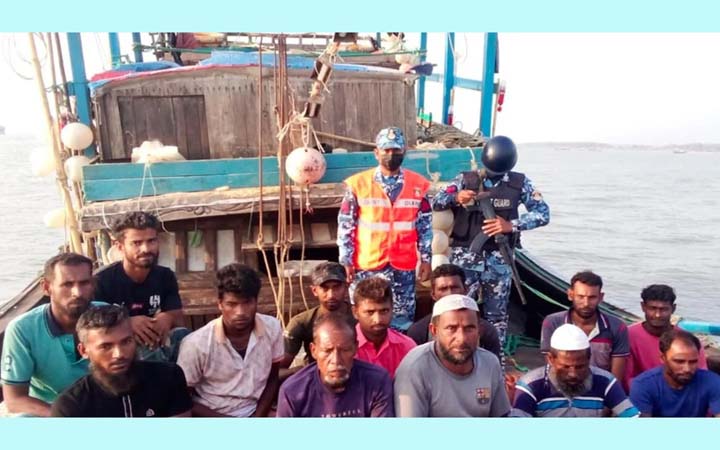 চার দিন ধরে বঙ্গোপসাগরে ভাসতে থাকা ১৩ জেলে উদ্ধার