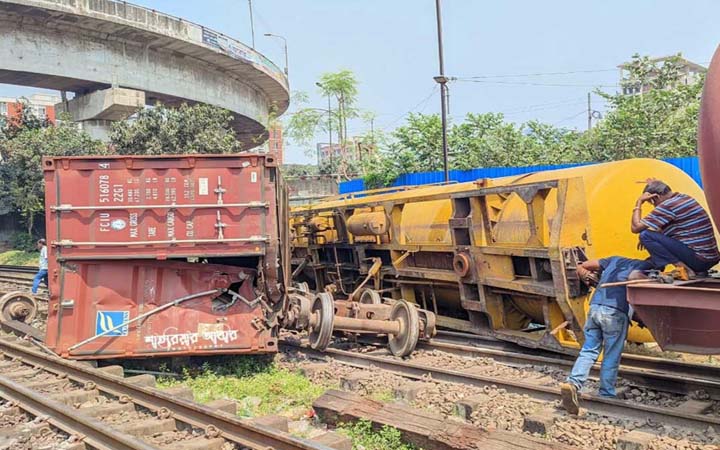 কমলাপুর স্টেশনে কন্টেইনারবাহী ট্রেনের বগি লাইনচ্যুত