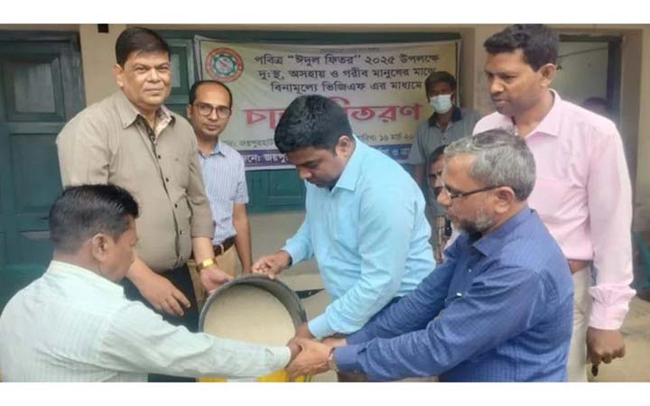 জয়পুরহাটে ভিজিএফের চাল বিতরণ
