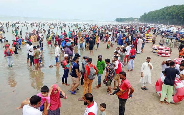 ঈদের ছুটিতে পর্যটক আসতে শুরু করেছে কক্সবাজারে