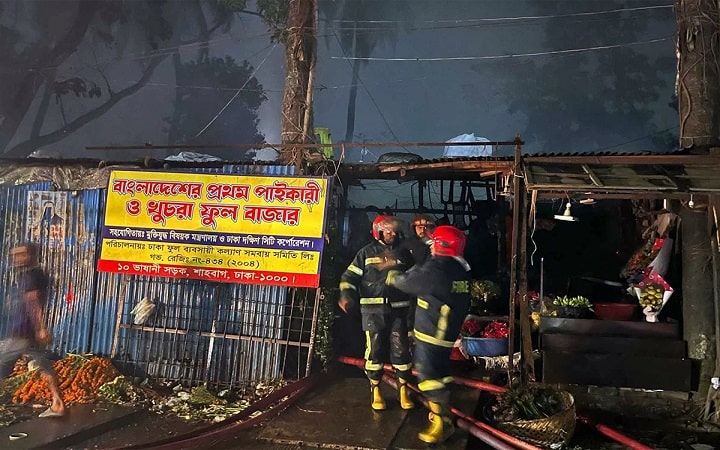 শাহবাগে ফুলের দোকানের আগুন নিয়ন্ত্রণে