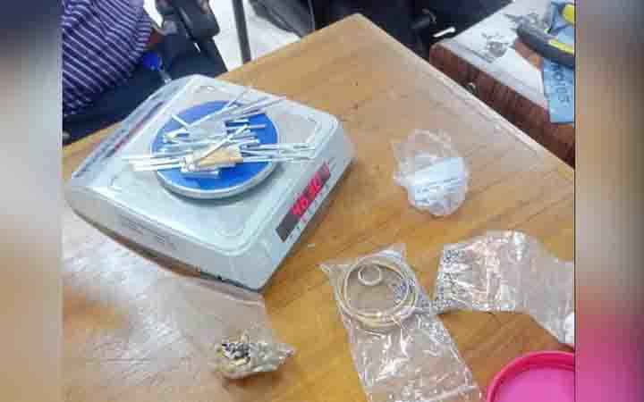 শাহ আমানতে কোটি টাকার সোনাসহ যাত্রী আটক