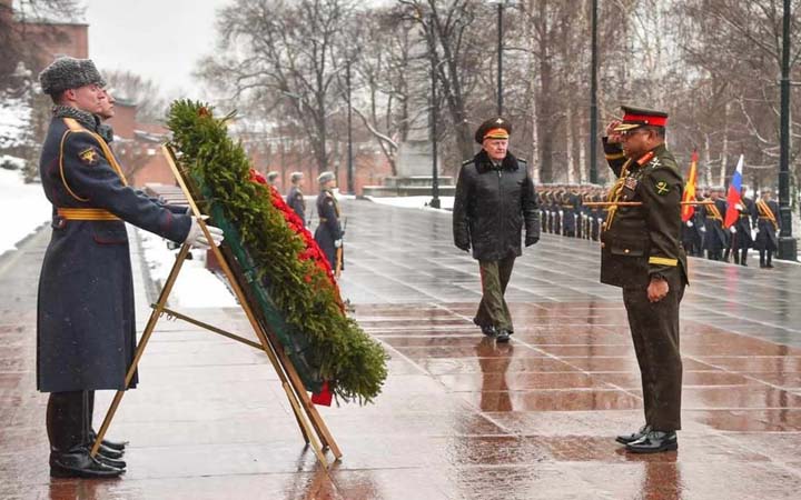 রাশিয়ান সেনা শহীদদের স্মৃতির প্রতি শ্রদ্ধা জানালেন সেনাপ্রধান