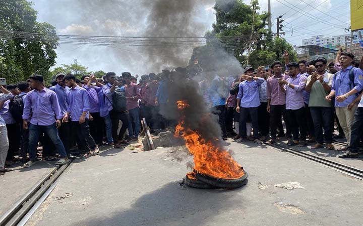 ফেনীতে ছয় দফা দাবিতে শিক্ষার্থীদের রেল-সড়কপথ অবরোধ