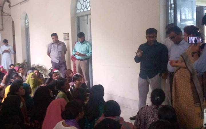 জবি ছাত্রী হলের ফি কমানোর দাবিতে উপাচার্যের দপ্তর ঘেরাও