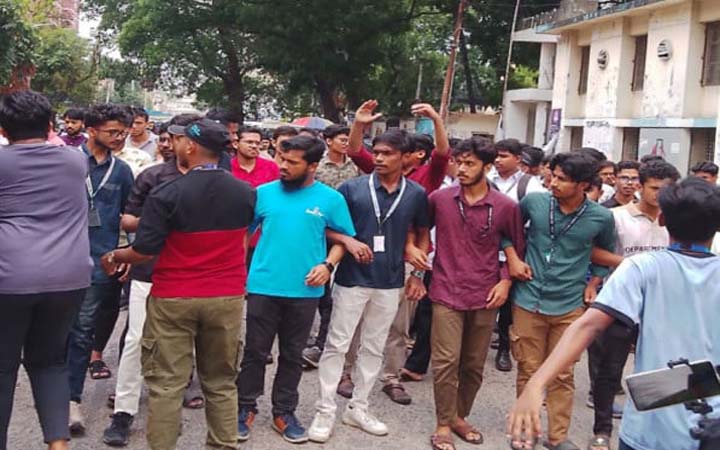 ছয় দফা দাবিতে তেজগাঁওয়ে পলিটেকনিক শিক্ষার্থীদের বিক্ষোভ