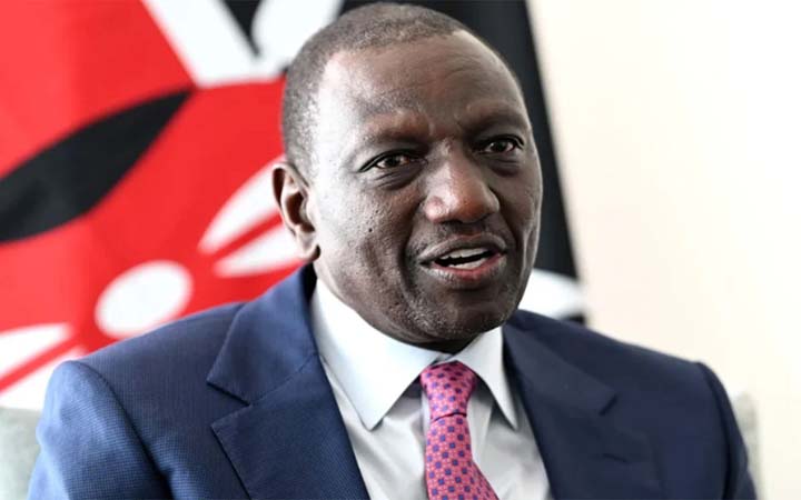 কেনিয়ার প্রেসিডেন্ট রুটোর সমাবেশে জুতা নিক্ষেপ