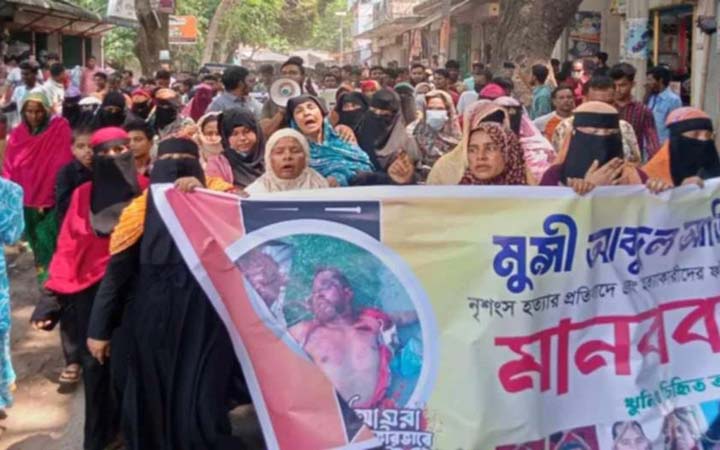 নবীনগরে আজিজ হত্যায় জড়িতদের গ্রেপ্তারের দাবিতে মানববন্ধন