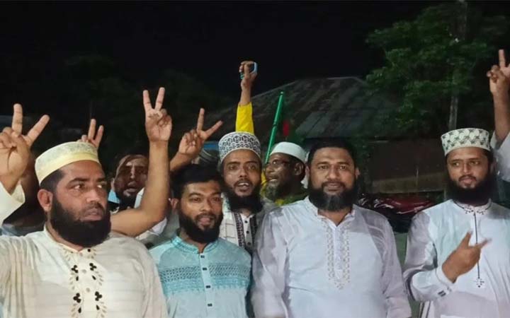 আওয়ামী লীগের কার্যক্রম নিষিদ্ধের খবরে পিরোজপুরে জামায়াতের আনন্দ মিছিল