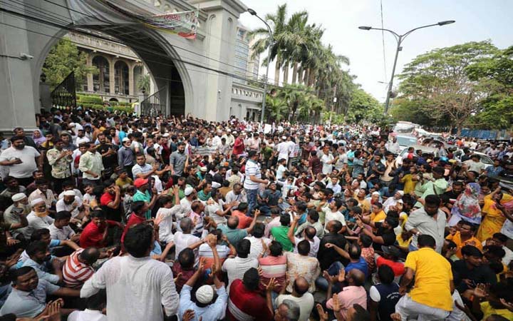 ইশরাককে মেয়রের দায়িত্ব বুঝিয়ে দেওয়ার দাবিতে নগরভবনের সামনে বিক্ষোভ