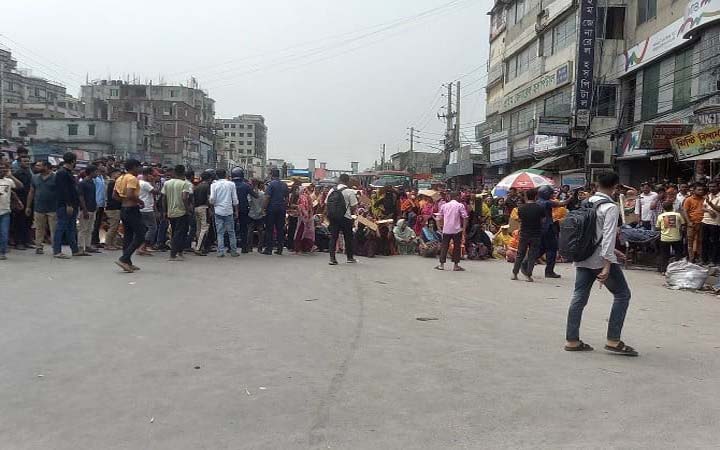 ব‌কেয়া বেতনের দাবি‌তে টঙ্গী‌তে মহাসড়ক অ‌বরোধ