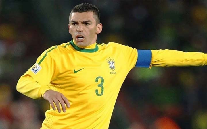 আইসিইউতে ব্রাজিলের কিংবদন্তি ডিফেন্ডার