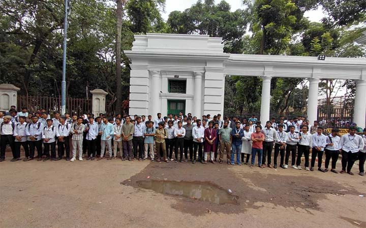 হাইকোর্টের সামনে পলিটেকনিক শিক্ষার্থীদের অবস্থান