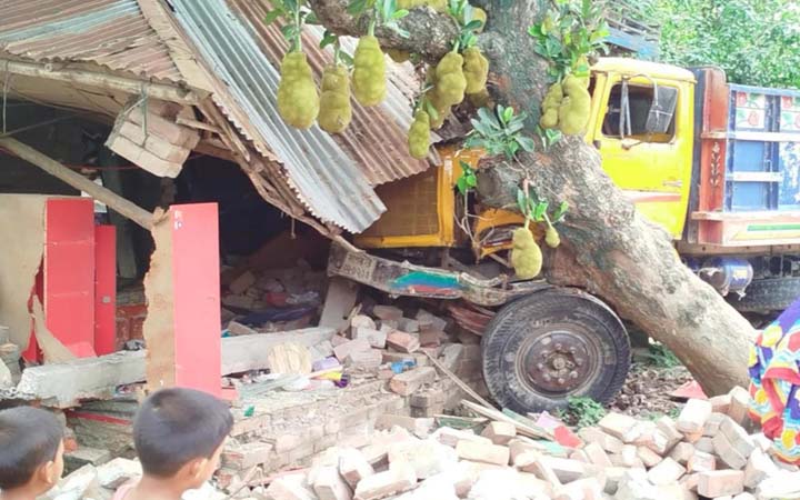 দৌলতপুরে নিয়ন্ত্রণ হারিয়ে বসতঘরে ট্রাক, ২ নারী আহত