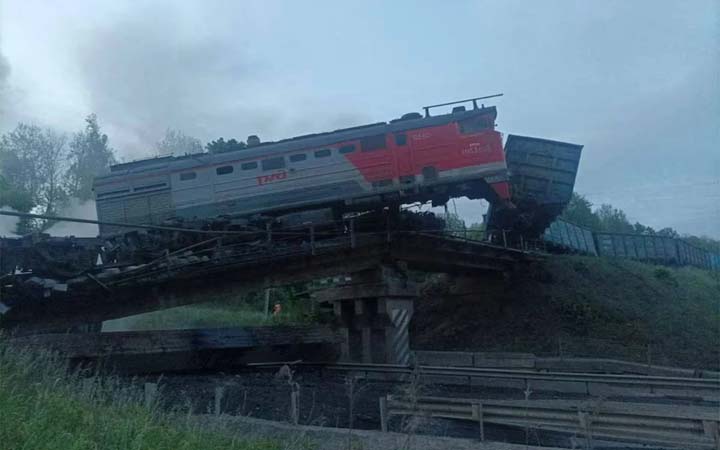 রাশিয়ায় ট্রেনের ওপর ব্রিজ ধস, নিহত ৭