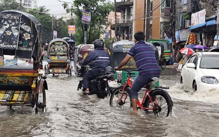 সকালের মুষলধারে বৃষ্টিতে চট্টগ্রামে জলাবদ্ধতা