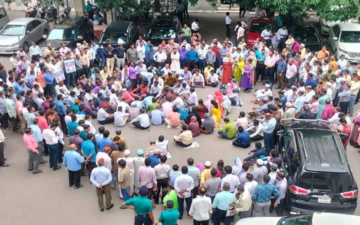 সচিবালয়ে পঞ্চম দিনের মতো আন্দোলনে কর্মকর্তা-কর্মচারীরা