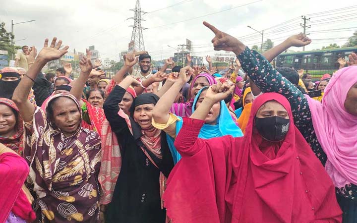 বকেয়া বেতনের দাবিতে মহাসড়ক অবরোধ করে বিক্ষোভ