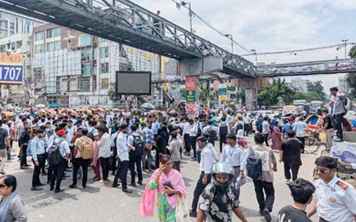 সায়েন্সল্যাব মোড় অবরোধ আইডিয়ালের শিক্ষার্থীদের