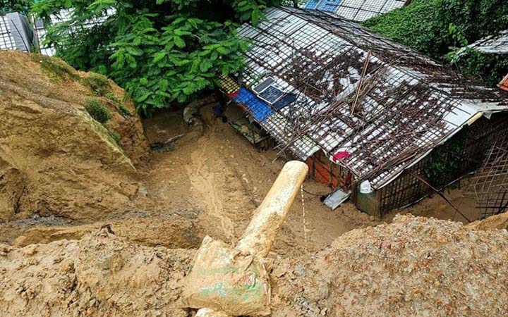 রোহিঙ্গা ক্যাম্পে পাহাড় ধসে শতাধিক ঘর ক্ষতিগ্রস্ত