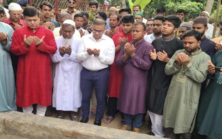 শহীদ আবু সাঈদের কবরে বেরোবি উপাচার্য ও রংপুরের জেলা প্রশাসকের শ্রদ্ধা