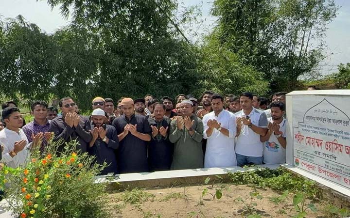 শহীদ ওয়াসিমের বাড়িতে ছাত্রদল, কবর জিয়ারত করলেন নেতাকর্মীরা