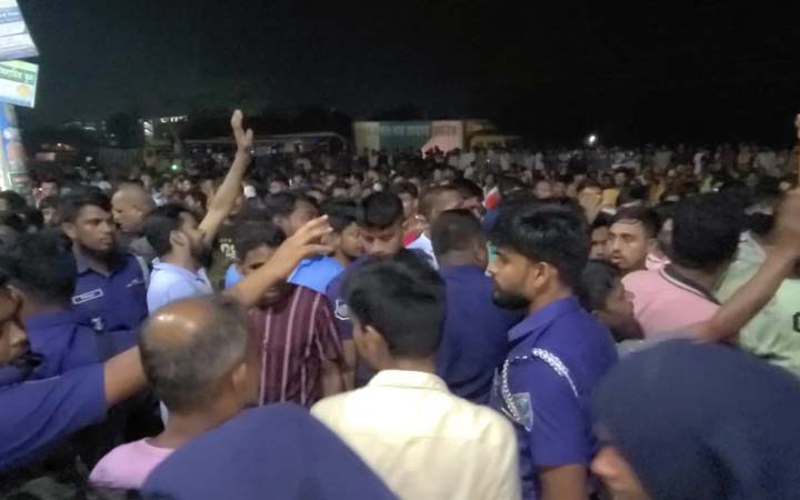 শ্রীপুরে বকেয়া বেতনের দাবিতে শ্রমিকদের মহাসড়ক অবরোধ