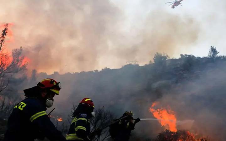 দাবানলের কবলে গ্রিস, নিয়ন্ত্রণের বাইরে আগুন