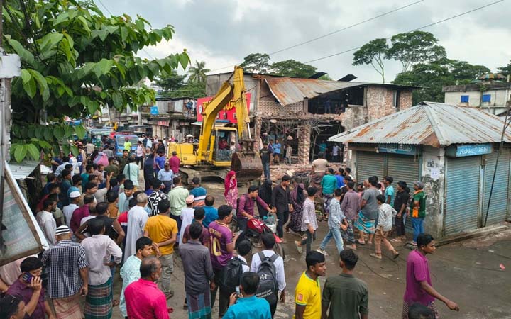 চাঁদপুরে খালের ওপর অবৈধ স্থাপনা উচ্ছেদ
