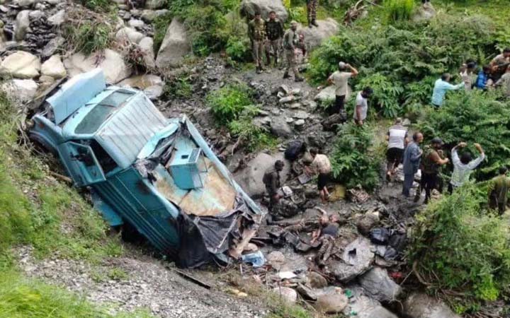 কাশ্মীরে ভারতের সেনাদের গাড়ি খাদে, নিহত ২