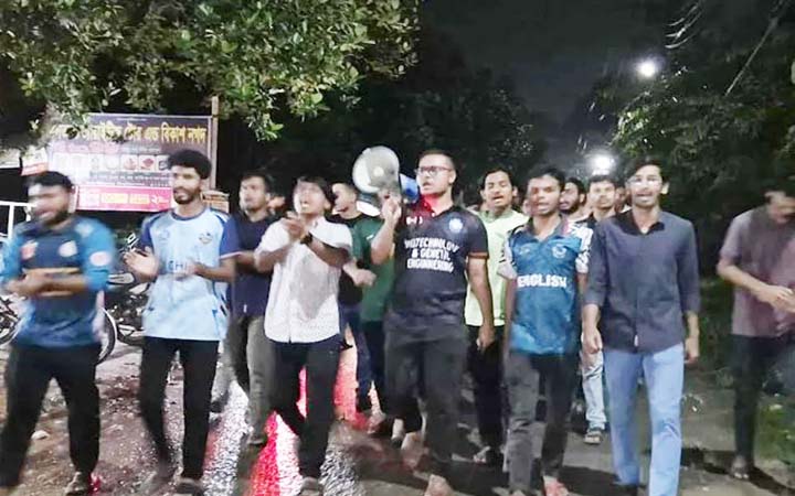 হল রাজনীতি নিষিদ্ধের দাবিতে জাবিতে শিক্ষার্থীদের বিক্ষোভ