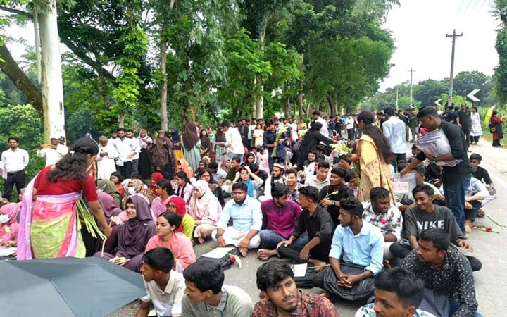 স্থায়ী ক্যাম্পাসের দাবিতে মহাসড়কে রবীন্দ্র বিশ্ববিদ্যালয়ের নবীনবরণ