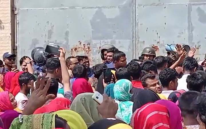 আশুলিয়ায় শ্রমিকদের সড়ক অবরোধ, ১৫ কারখানা ছুটি ঘোষণা