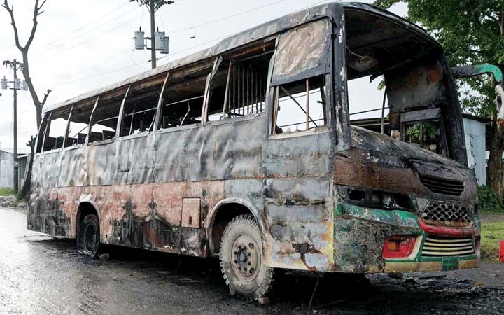 ঈশাখা নামক চলন্ত বাসে আগুন, অল্পের  জন্য প্রাণে বাঁচলেন ১৫ যাত্রী