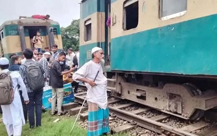 ঢাকার বিমানবন্দর এলাকায় লাইনচ্যুত ট্রেন উদ্ধার