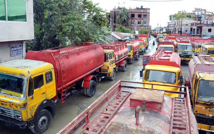 কর্মবিরতি সিদ্ধিরগঞ্জে ট্যাংকলরি মালিক-শ্রমিকদের