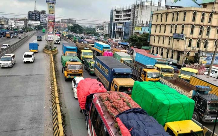 ট্রাক থামিয়ে চালক ঘুমিয়ে পড়ায় ভয়াবহ যানজট