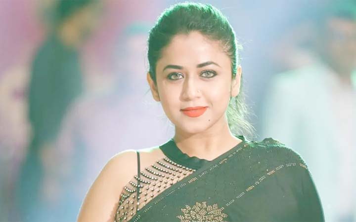 অটোগ্রাফের কবলে পড়লেন ফারিয়া শাহরিন