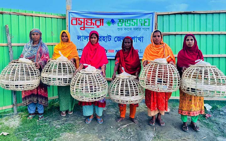 লালমনিরহাটে অসচ্ছল নারীদের স্বাবলম্বী করতে বসুন্ধরা শুভসংঘের উদ্যোগে মুরগি বিতরণ