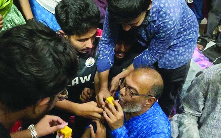 অনশন ভাঙলেন ববির ৭ শিক্ষার্থী