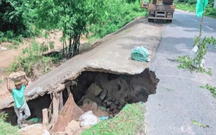 ঢাকা-সিলেট মহাসড়কে ধস,ঝুঁকিতে যান চলাচল