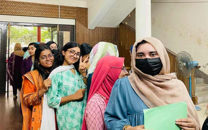 সবাই স্বতঃস্ফূর্তভাবে ভোট দিচ্ছেন, নারী ভোটারদের উপস্থিতি বেশি : পর্যবেক্ষক